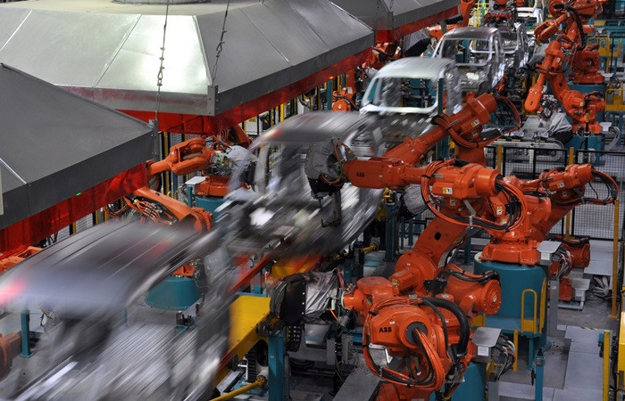 Bu fabrika robotunu bile kendi üretiyor
