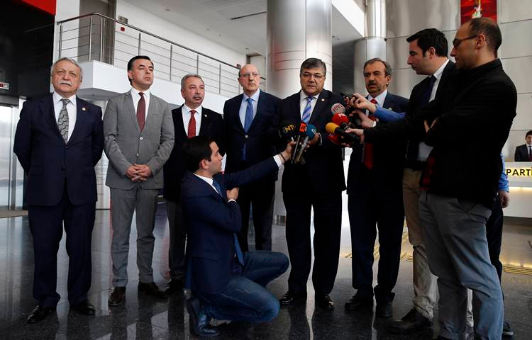 Kılıçdaroğlu, milletvekilleriyle görüşüyor