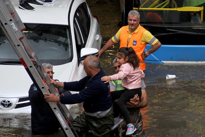 Ankara'da 15 dakikalık yağmur ve dolu hayatı felç etti