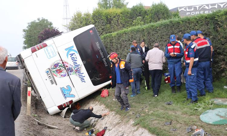 Kütahya'da yolcu otobüsü devrildi: 2 ölü 15 yaralı