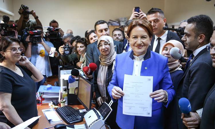 Akşener, Cumhurbaşkanlığı adaylığı için imza attı