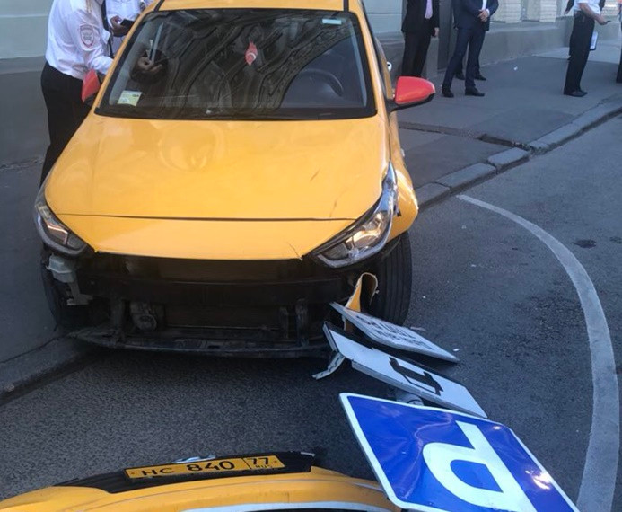 Moskova’da taksi kalabalığın arasına daldı: 8 yaralı