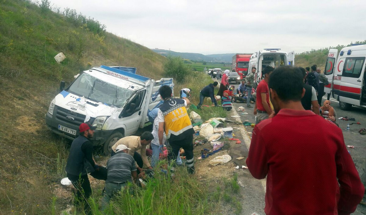 Tarım işçilerini taşıyan kamyonet devrildi: 1 ölü,20 yaralı