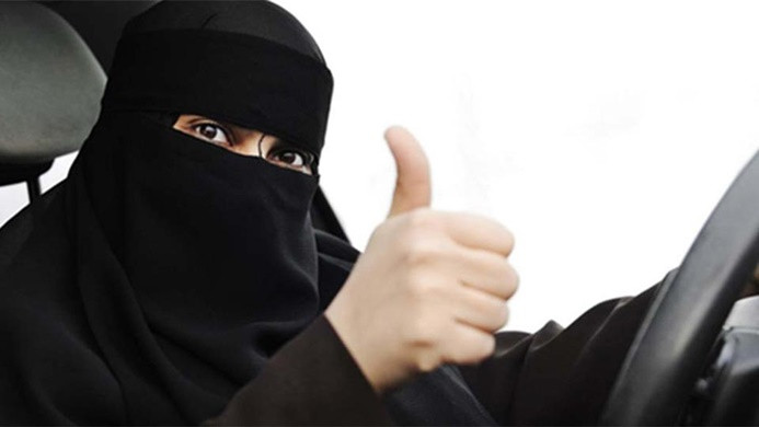 Suudi Arabistan’da kadınlara ehliyet verilmeye başlandı