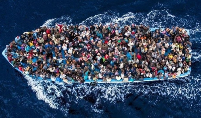 Akdeniz'de mülteci teknesi battı: 19 ölü