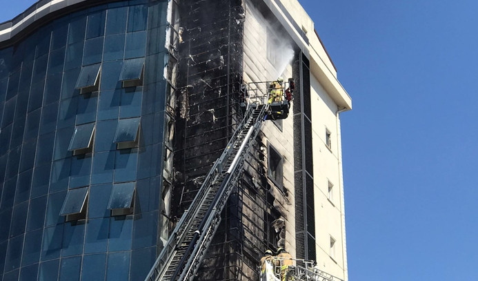Ataşehir'de 10 katlı binada yangın