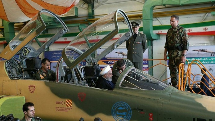 İran, ilk yerli savaş uçağını tanıttı