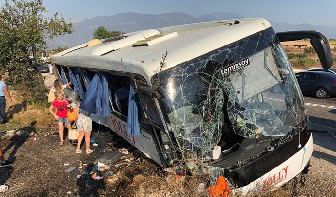 Tur otobüsü şarampole devrildi: 20 yaralı
