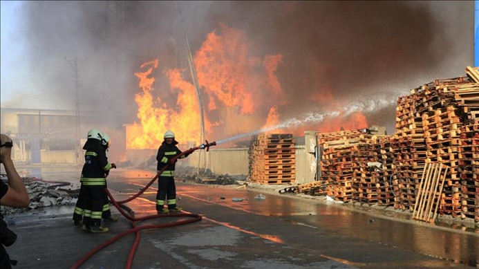Konya'da mobilya dekorasyon fabrikasında yangın