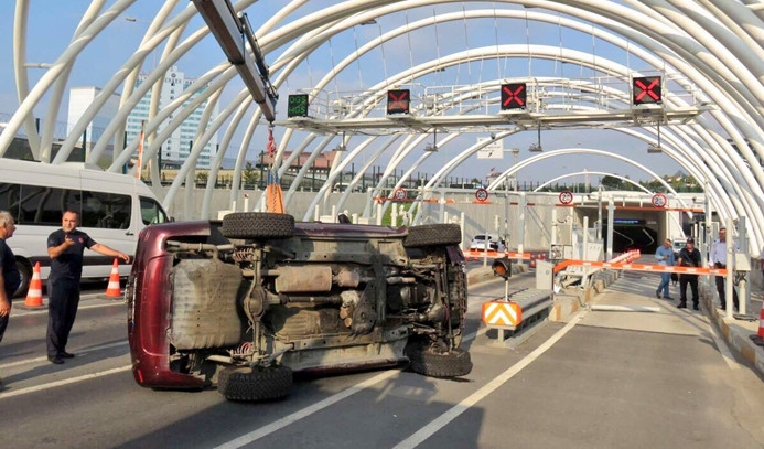 Avrasya Tüneli'nde kaza, iki gişe kapatıldı