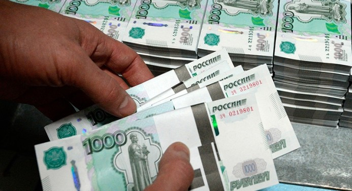 Rus rublesi 2,5 yılın dibinde