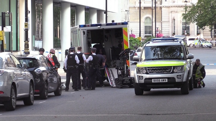 BBC önünde bombalı araç şüphesi