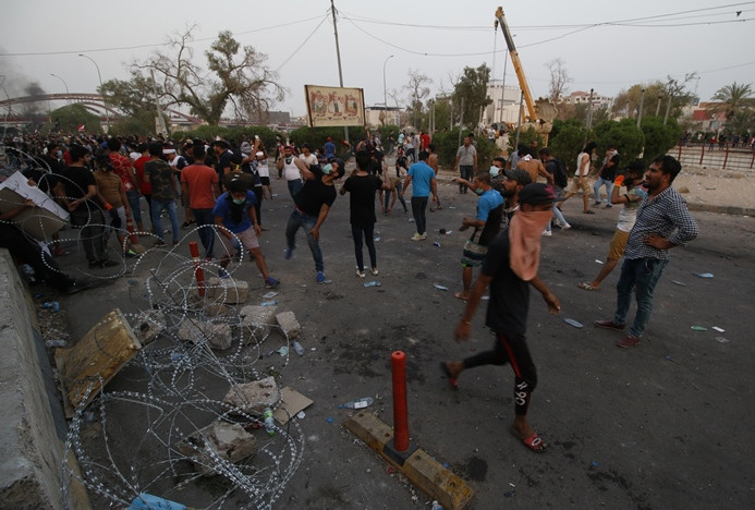 Basra’da göstericiler belediye binasını ateşe verdi