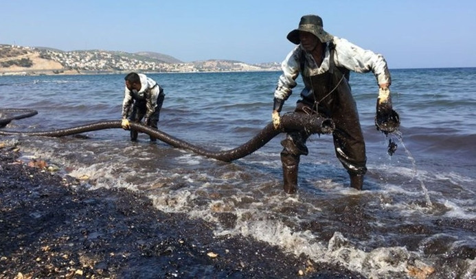 Foça'da denizi kirleten gemi tespit edildi