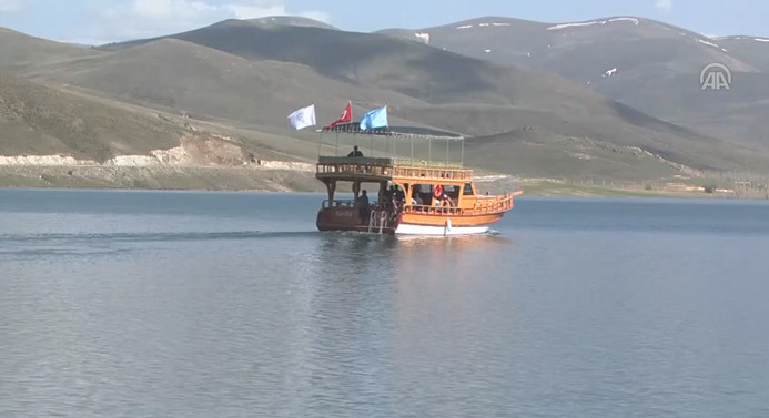 Muğla'da tur teknesi karaya oturdu