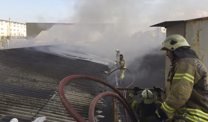 Tuzla'da polyester fabrikasında yangın