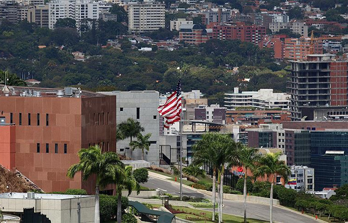 Venezuela'daki Amerikalı diplomatlar ülkelerine döndü