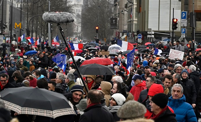 Paris'te 'kırmızı fularlılar'dan sarı yeleklilere karşı gösteri