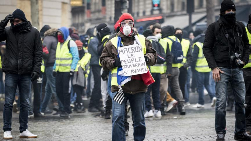 Fransa'da sarı yeleklilerin gösterilerinde 216 kişi tutuklandı