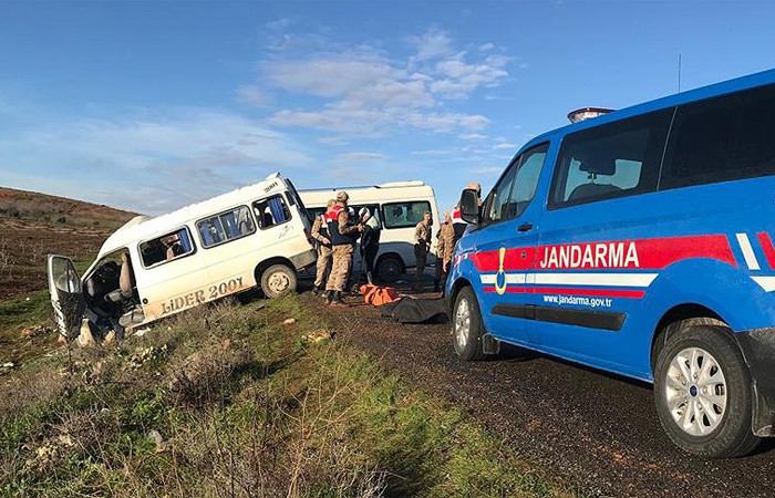 Servis minibüsleri çarpıştı: 2 ölü, 7 yaralı