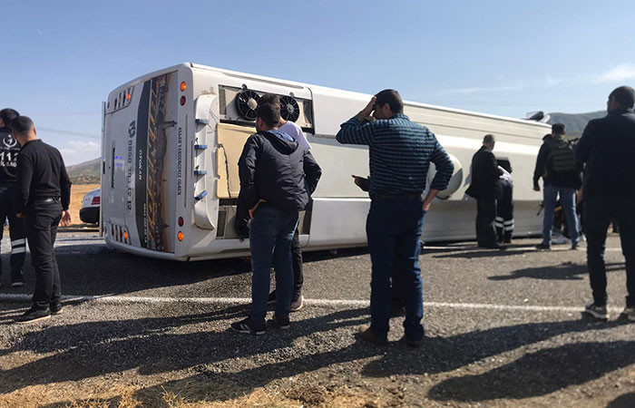 Bingöl'de yolcu midibüsü devrildi: 25 yaralı