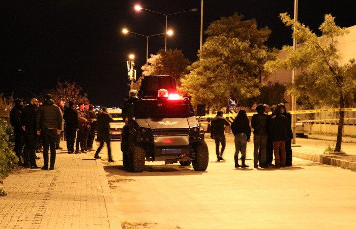 İzmir'de şüpheli paketten EYP çıktı