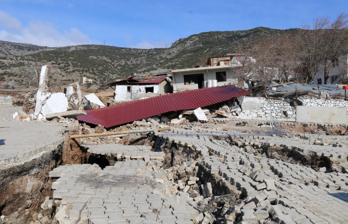 İzmir'de toprak kayması: 12 ev tahliye edildi