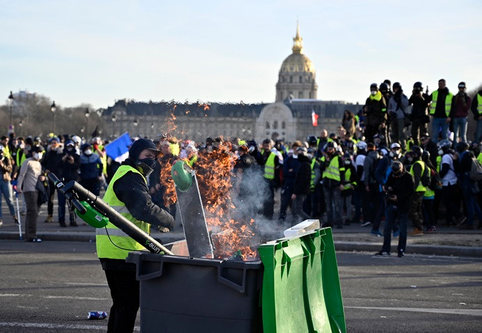 Fransa'da sarı yelekliler gösterilerin 14. haftasında sokaklarda
