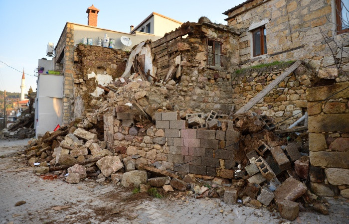 Deprem sonrası Ayvacık'ta okullar tatil