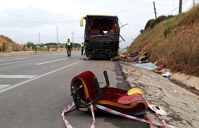 Balıkesir'de tur otobüsü ile otomobil çarpıştı: 4 ölü, 30'dan fazla yaralı