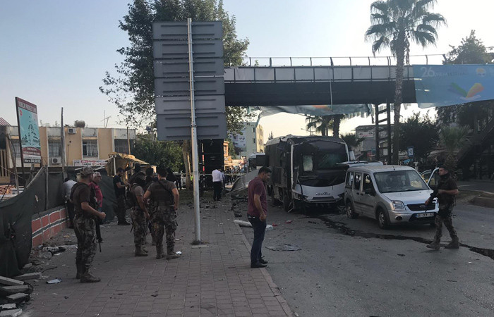 Adana'da çevik kuvvet aracına bombalı saldırı: 1'i polis, 5 yaralı