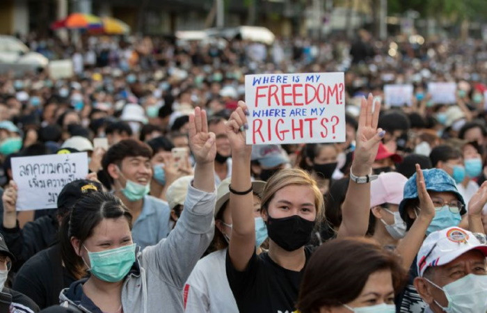 Tayland'da hükümet geri adım attı