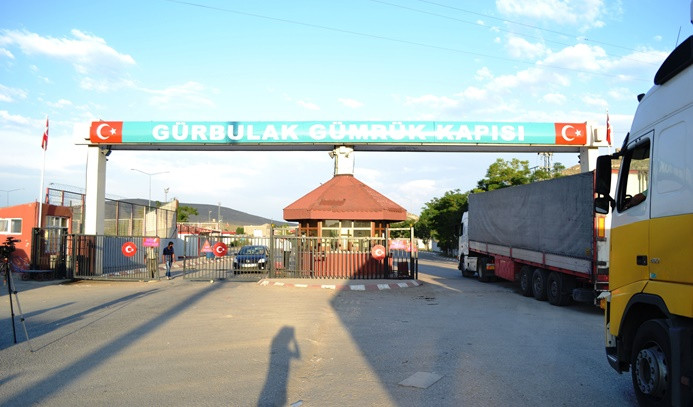gurbulak ra bekleyen tirlarin turkiye