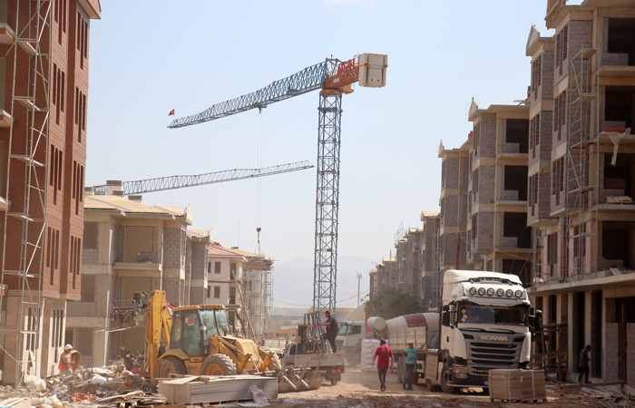 TOKİ Elazığ'daki depremzedeler için konut inşa ediyor